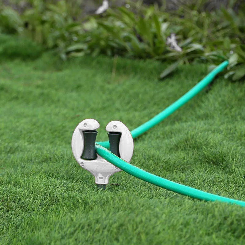 guide d'un tuyau d'arrosage dans un jardin 